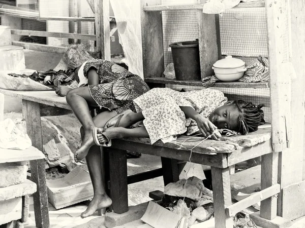 两个加纳女孩放松坐在板凳上 — 图库照片