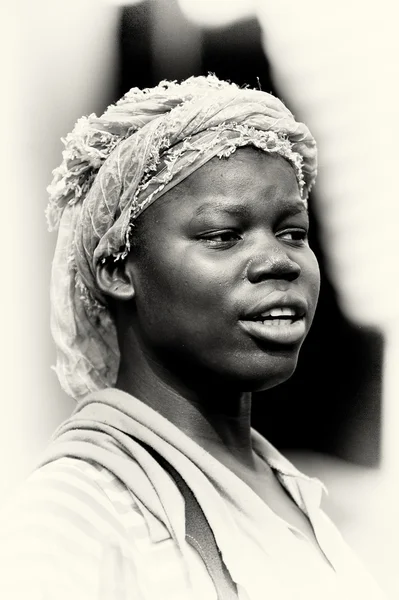 Женщина из Ганы с белыми тканями позирует перед камерой — стоковое фото