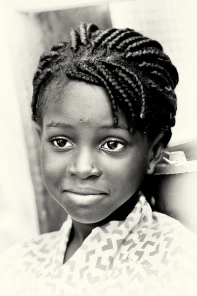 Una hermosa chica ghanesa posa para la cámara — Foto de Stock
