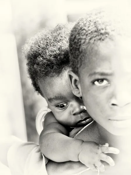 Little baby boy from Ghana on the shoulder of his brother — Stock Photo, Image