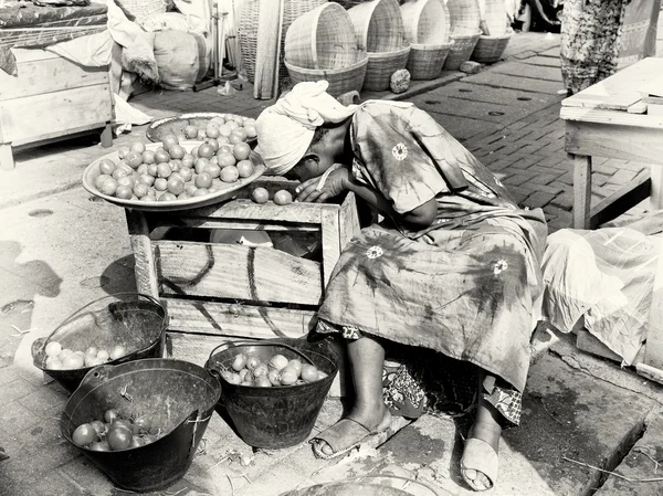 Een Ghanese dame verkopen groenten en fruit — Stockfoto