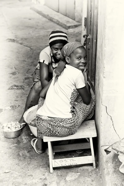 Två Ghanansk flickor märkte kameran — Stockfoto