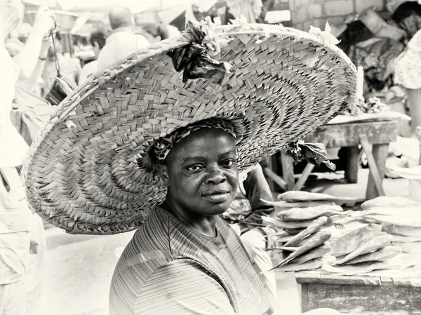 Ghanský dáma v klobouku velmi obrovské — Stock fotografie