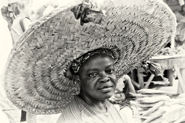 A Ghanaian lady in a incredible huge hat — Stock Photo, Image