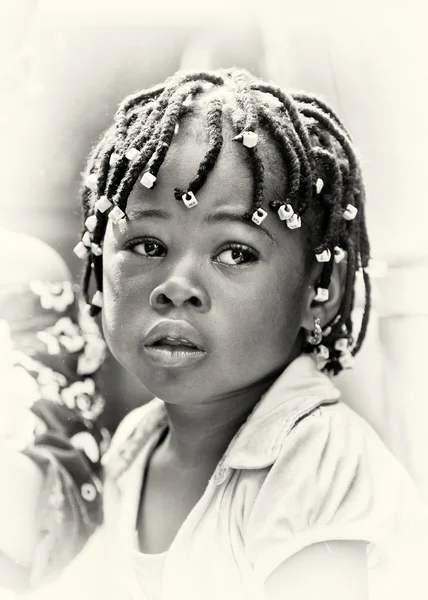 好奇的头发来自加纳的年轻女孩 — 图库照片