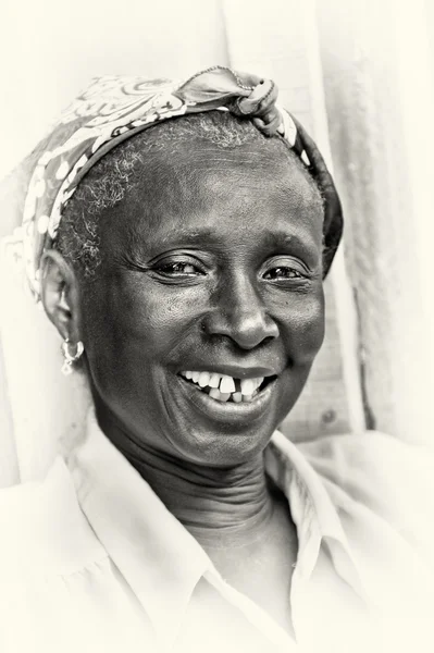 Una chica ghanesa con dientes raros —  Fotos de Stock