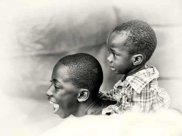 Dos hermanos cercanos ghaneses —  Fotos de Stock