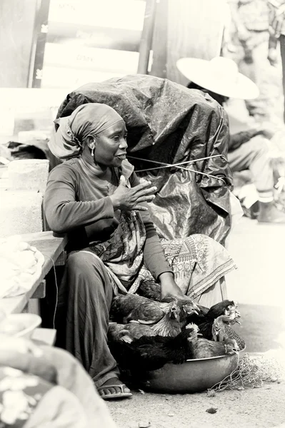Eine ghanaische Dame verkauft Henne — Stockfoto