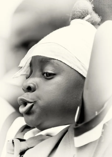 Een klein meisje zingt in ghana — Stockfoto