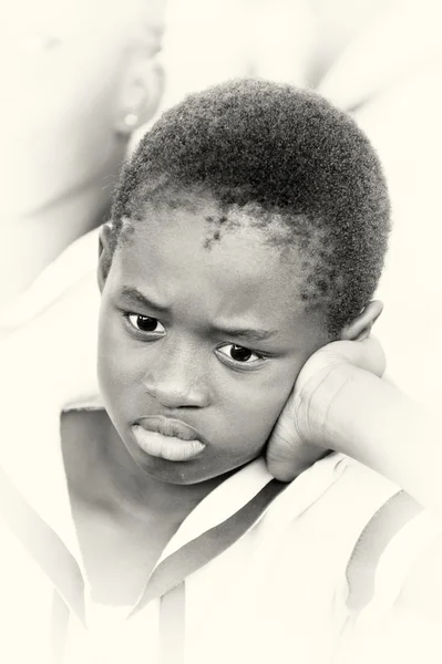 En pojke från ghana tänker på något — Stockfoto