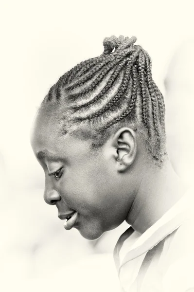 Uma menina ganesa com um cabelo muito curioso — Fotografia de Stock