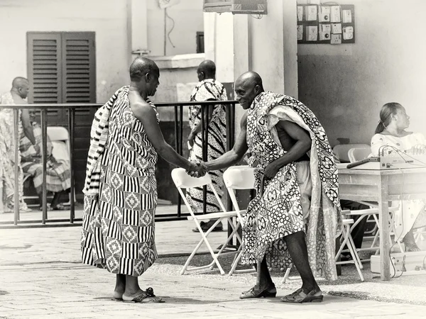 Dos hombres ghaneses se dan la mano uno al otro — Foto de Stock