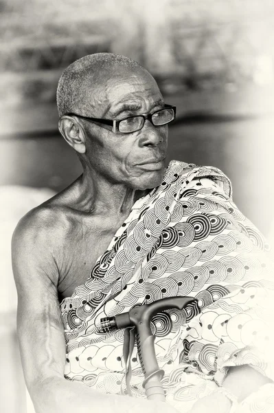 An old Ghanaian man in glasses — Stock Photo, Image