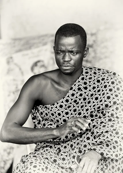 典型的な服でガーナの深刻な男 — ストック写真