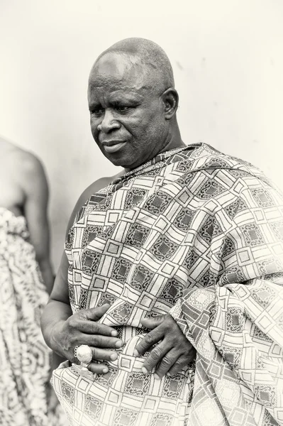 Un gros Ghanéen pose dans des vêtements typiques — Photo