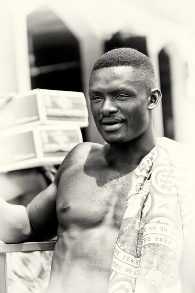 Przystojny mężczyzna z Ghany pozuje do kamery — Zdjęcie stockowe