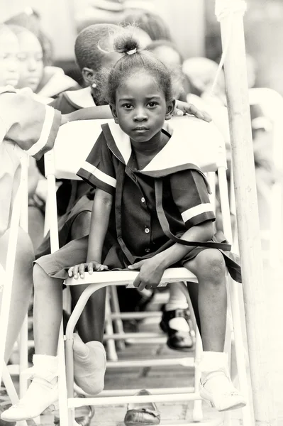 Kleines ghanaisches Mädchen wird wie eine Schülerin getragen — Stockfoto