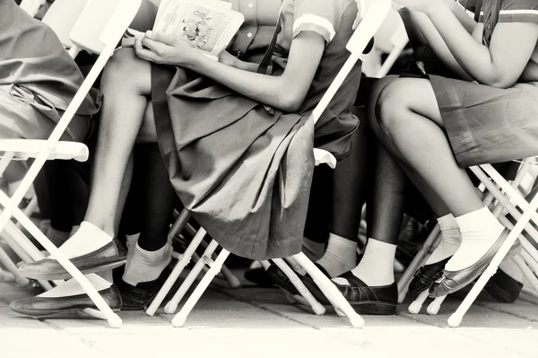 Piernas del alumno ghanés mientras están tachoneando — Foto de Stock