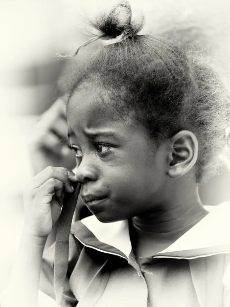 O lite Ghanansk flicka gråter på sin första dag i skolan — Stockfoto