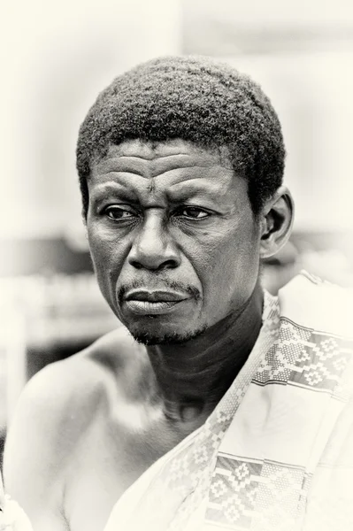Un hombre ghanés escucha atentamente —  Fotos de Stock