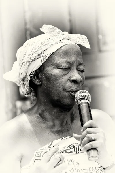 Une femme du Ghana prononce un discours — Photo