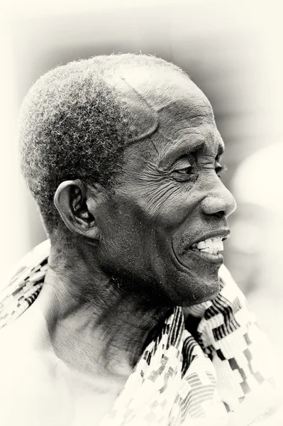 Um velho de Gana sorri com os dentes — Fotografia de Stock