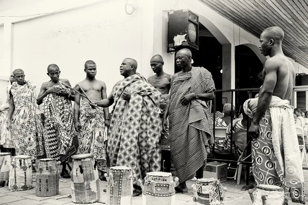 En grupp av Ghanansk musiker med trummor — Stockfoto