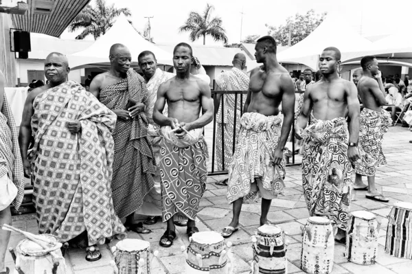 Ghanaische Musiker sind bereit, Schlagzeug zu spielen — Stockfoto