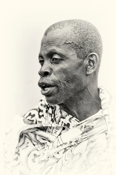 Un vieil homme du Ghana pose pour la caméra — Photo