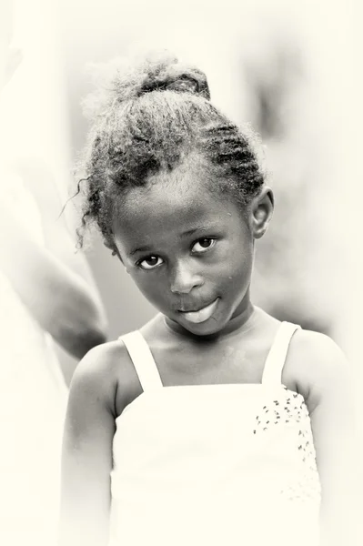 Маленькая застенчивая девочка из Ганы позирует перед камерой — стоковое фото
