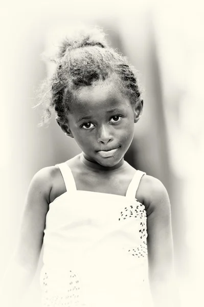 小女孩从加纳的姿势 — 图库照片