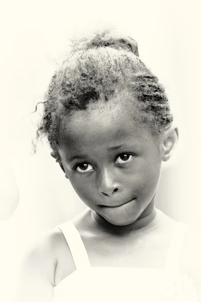 Un retrato de una niña muy linda de Ghana — Foto de Stock