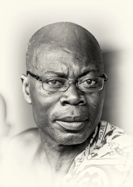 Un homme du Ghana en lunettes montre sur la caméra — Photo