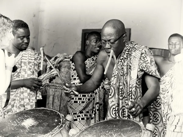 Ghanaian musician plays the drums — Stock Photo, Image