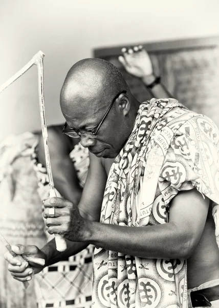 ドラムを演奏ガーナ男の肖像ett porträtt av en ghana man spela trummor — ストック写真
