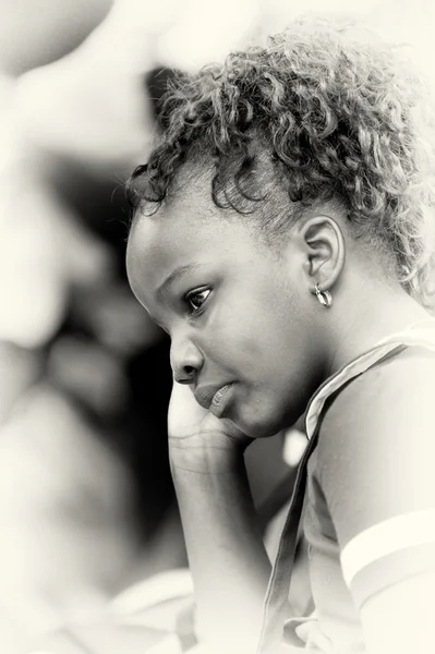 Egy lány a ghánai fülbevaló gondol valamit — Stock Fotó