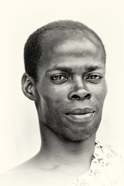 Portrét muže z Ghany pózuje pro fotoaparát — Stock fotografie