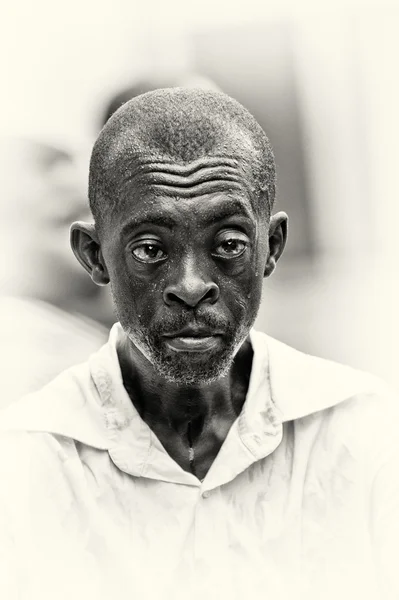 Старик из Ганы позирует перед камерой — стоковое фото