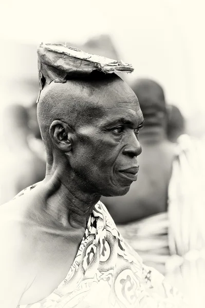 Человек из Ганы с чем-то на голове — стоковое фото