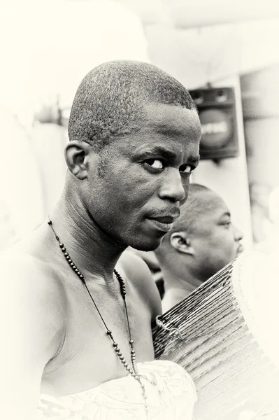 Портрет жителя Ганы, позирующего перед камерой — стоковое фото