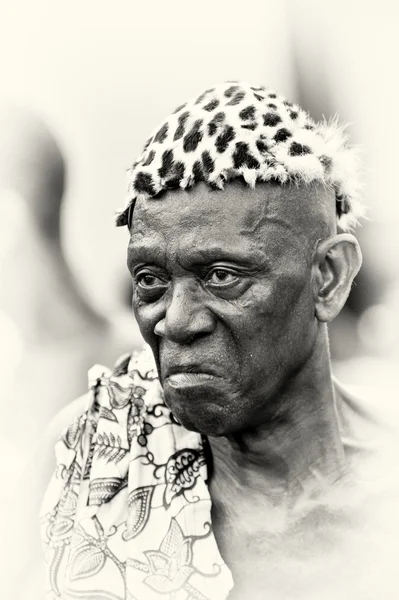 Un hombre enojado con un sombrero de leopardo — Foto de Stock