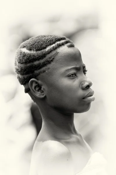 Ett porträtt av en vacker flicka med intressant haircat — Stockfoto