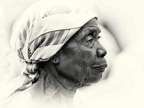 Ένα προφίλ του μια συμπαθητική ηλικιωμένη κυρία από την Γκάνα — Φωτογραφία Αρχείου