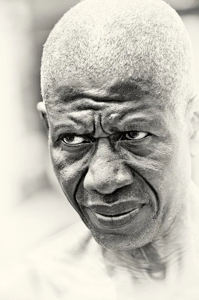 Ein alter mann aus ghana posiert für die kamera — Stockfoto
