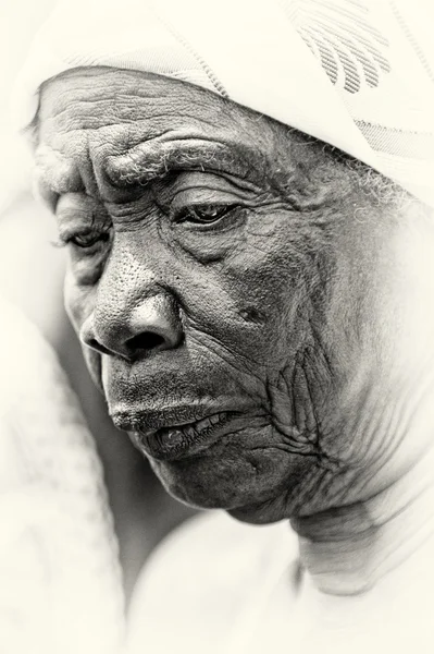 Портрет пожилой женщины из Ганы — стоковое фото