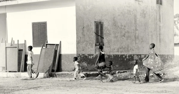 En grupp Ghanansk barn korsar gatan — Stockfoto