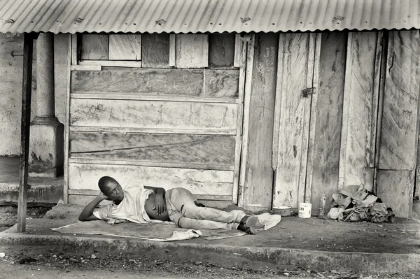 Un Ghanéen couché sur le sol — Photo