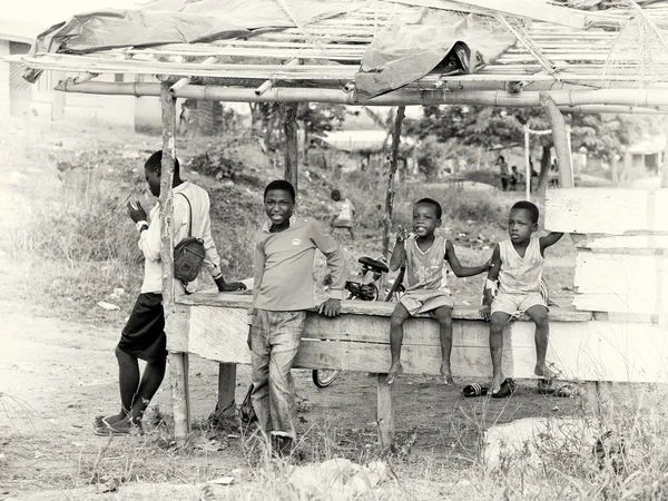 Eine Gruppe ghanaischer Kinder, zeigt auf die Kamera — Stockfoto