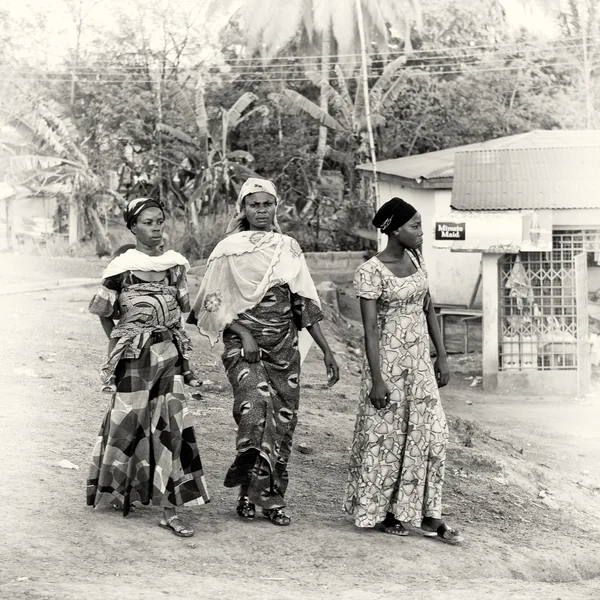Groupe des dames du Ghana descendre la colline — Photo