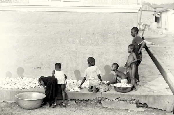Группа ганских мальчиков собирает камни. — стоковое фото